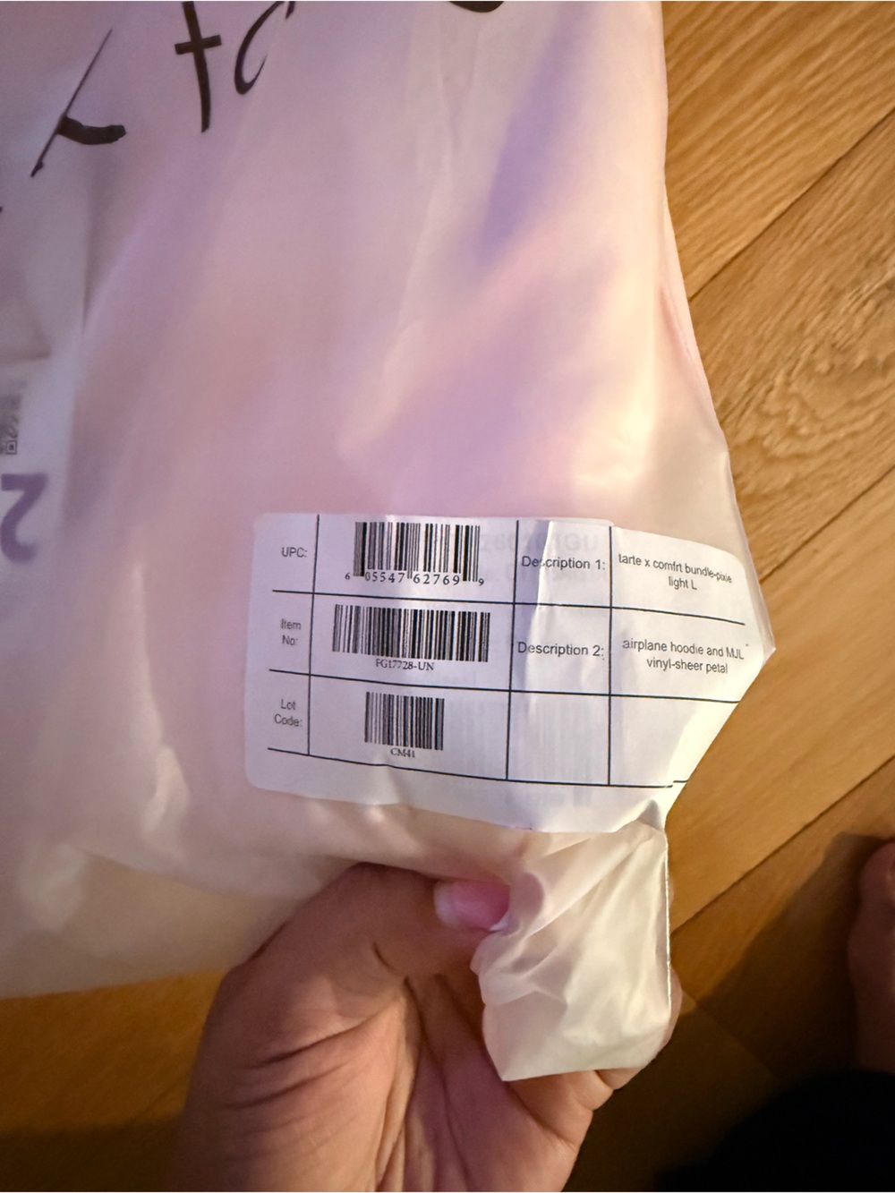 tarte x Comfrt airplane mode travel hoodie - Picture 4 of 4